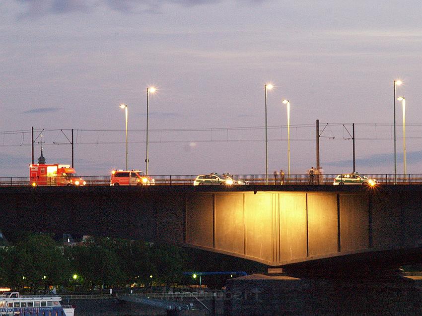 Lebensmueder mit Pistole Koeln Deutzer Bruecke P77.JPG